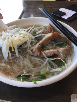 整碗都是散開的檬粉，就像別人吃剩的。