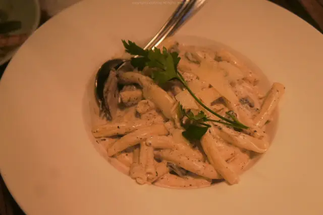 黑松露大蘑菇手捲粉配巴馬臣芝士