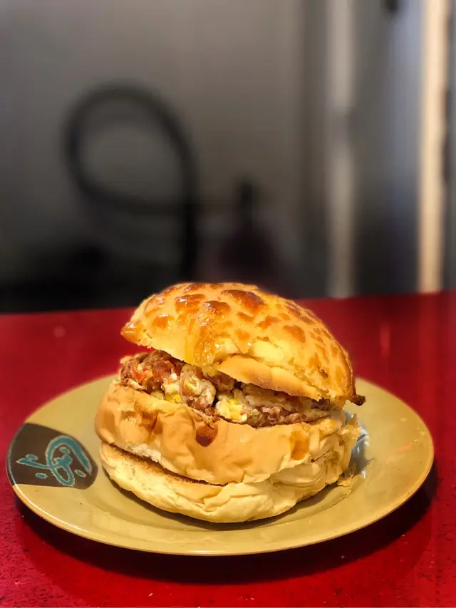 鹹牛肉蛋菠蘿油