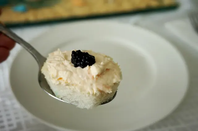 煙三文魚慕絲配水瓜柳及黑魚子