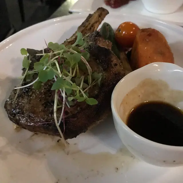 烤伊比利亞黑毛豬鞍配法式黑醋蜜糖汁