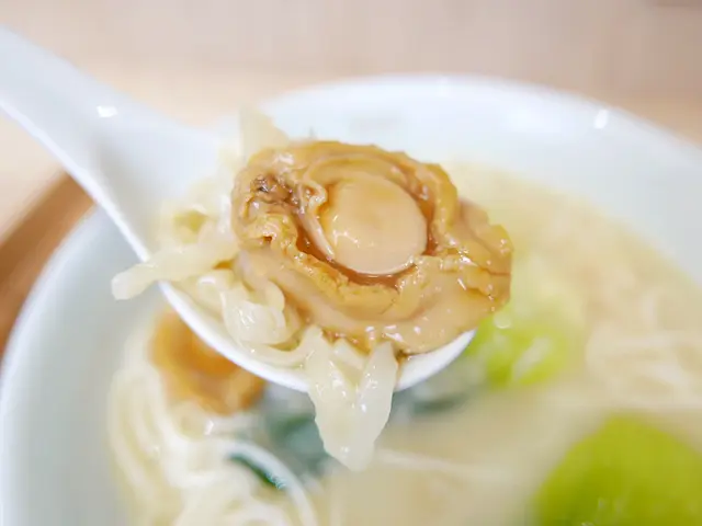鮑魚花膠濃湯雞灌麵