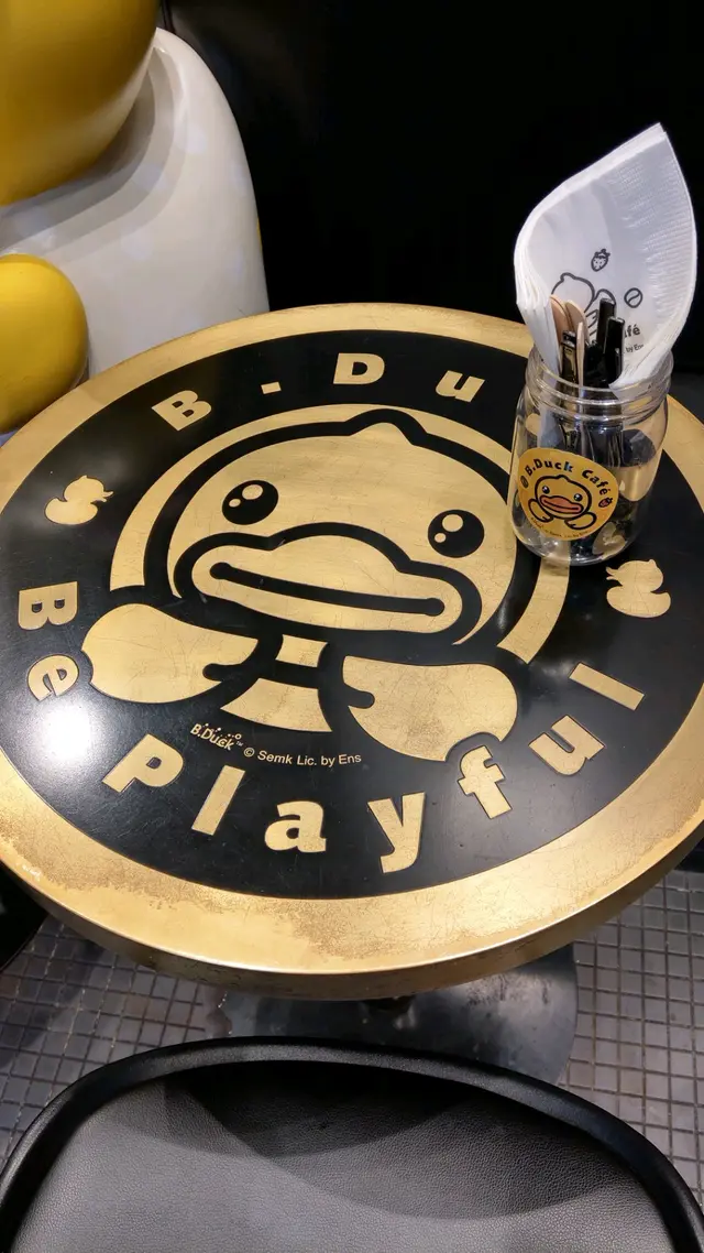 店方安排一張印有 B Duck公仔圖案的小圓枱給我
