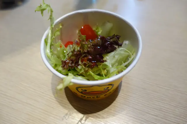 簡單又新鮮的沙律配上車厘茄，淋上酸咪咪的黑醋