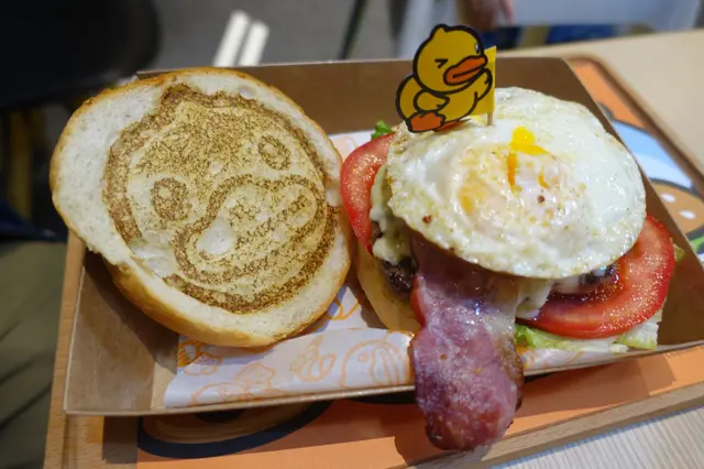 打開包身，包身內裡壓印 B Duck 的樣子