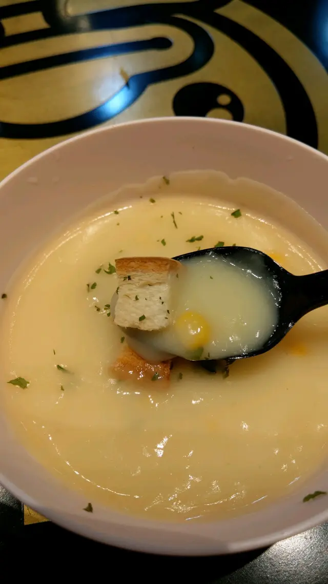 甜美度適中，夾雜爽脆清甜的粟米粒，還有麵包粒