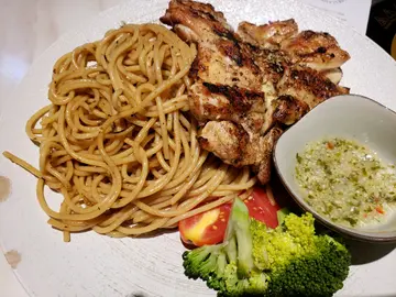 香草鸡扒配即炒意粉