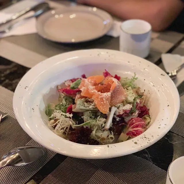 煙三文魚牛油果沙律