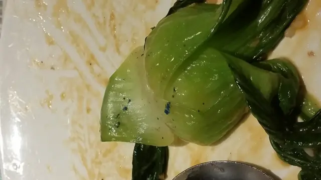 有奇怪藍粉相信係殘留農藥，殘留喺菜度，冇洗乾淨