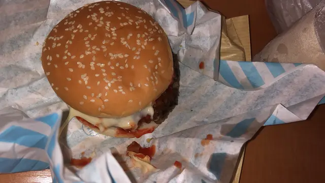 茄汁同芝士都好味過M記既，牛肉就林啤啤，不過咁岩我牙痛，所以岩我食，個包整體來講都還可以的