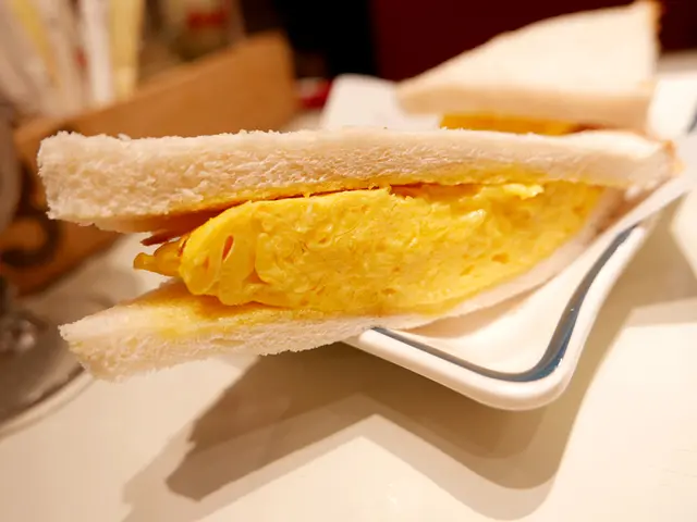 吉列豬扒配厚切牛乳炒蛋治及粟米什果沙律