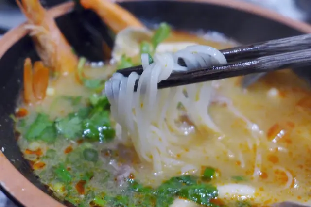 頂級安格斯牛肉冬陰功湯金邊粉