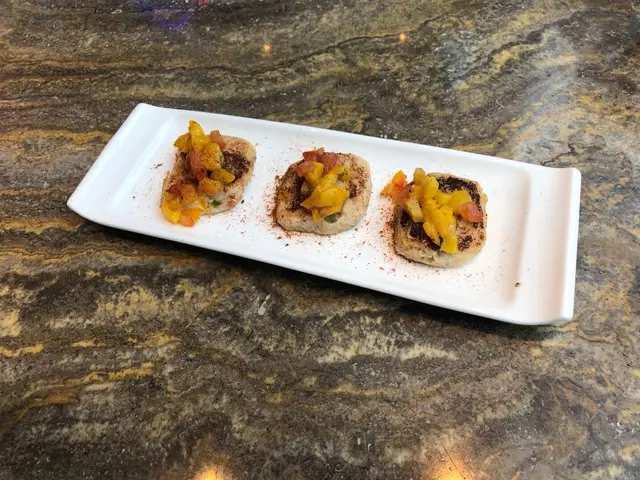 迷你蟹餅配芒果莎莎