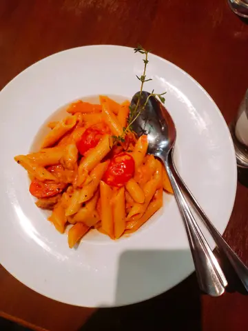 鸡肉长通粉配蕃茄忌廉汁