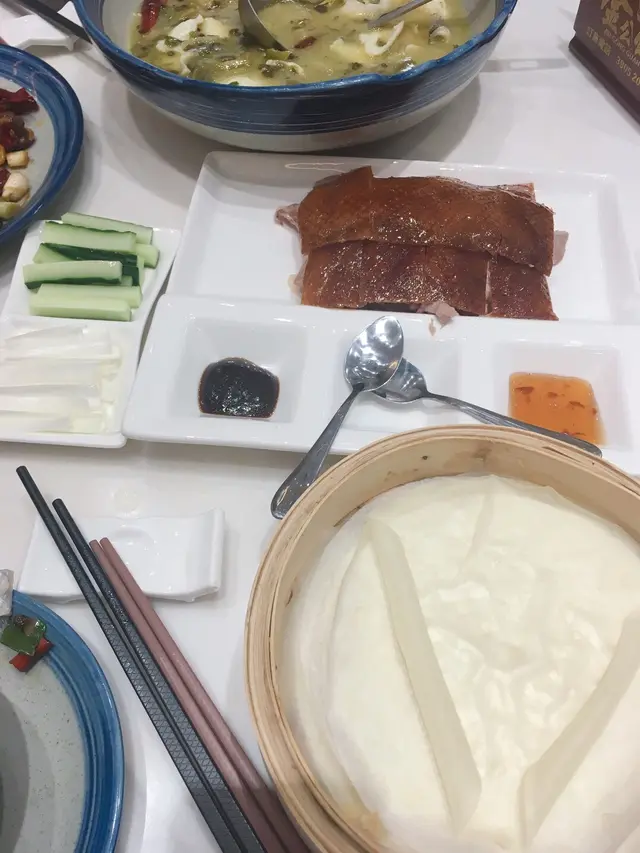 三催四請嘅主角-北京填鴨 。係落單前被告知片皮鴨會等侯更久。所以未想好其他菜式時已表示要點半份。結果食到最後同媽咪都差不多飽嘅時候。片皮鴨都仲未出現。追單追咗3次。一開始係一位新員工追單。看似更慌張。所以後來相隔20分鐘再向著西裝更高職位嘅詢問。但其態度甚差。口氣帶著不耐煩。最後上菜後覺得並沒有想像中美味。因片皮鴨是他們的推薦菜。吃起來比明星酒家的更一般。而且付上的醬料配料太少。吃到一半已經唔夠。加醬料配料仲要多加20