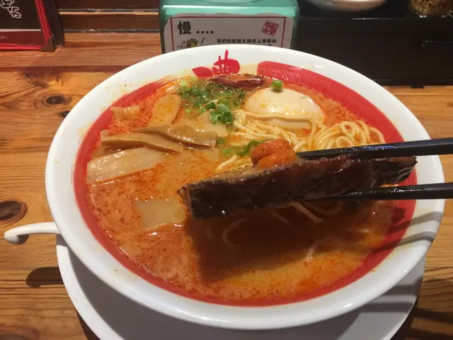 辛辣炙燒豚肉味玉拉麵