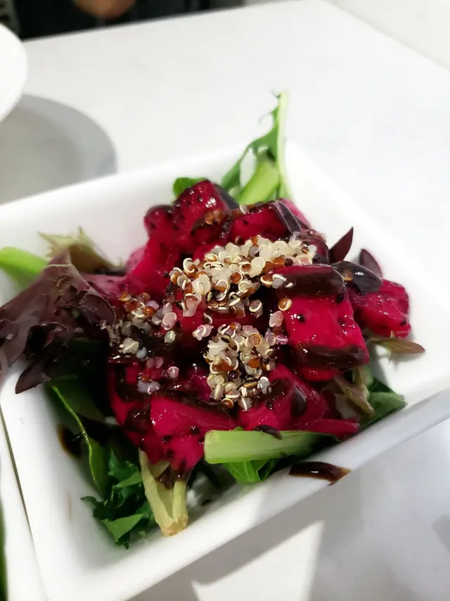 紅火龍果藜麥沙律伴無花果黑醋