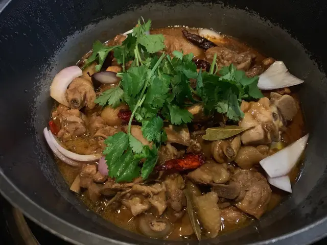 所謂黃燜，其實就係將雞件煎黃，炒完再燜，所以雞件夠香，迫晒d油出黎，唔會太油膩，
肉質不硬不柴，鮮香惹味，
而且雞件份量多，應該有原整一隻雞！😯
