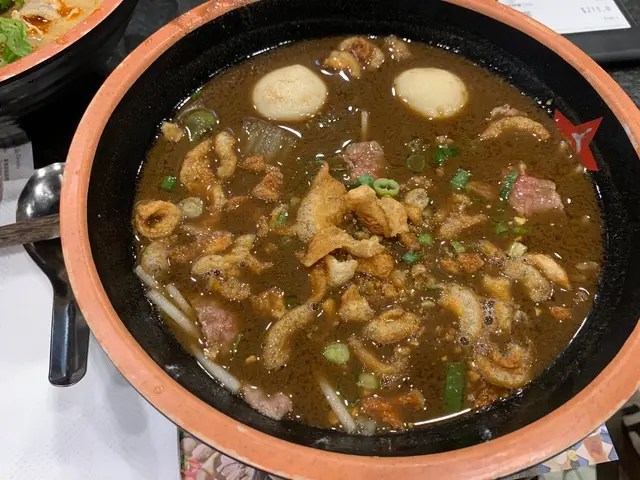 湯底跟足傳統，加左少許豬血，
所以質地幾濃稠，味道都算正宗！
薯粉煙韌有彈性，
半生熟嘅頂級安格斯牛肉肉香味美，
比上次食嘅頂級美國🇺🇸肥牛更軟嫩，
但又不失嚼勁，值得一試！👍🏻
配料仲有炸得香脆可口嘅豬油渣、魚蛋。