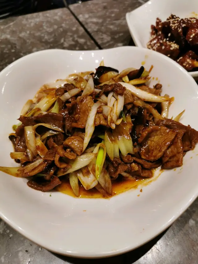 味道啱啱好，唔怕太喊，京葱都爽口，又夠熱，牛肉唔靭，餸飯一流！