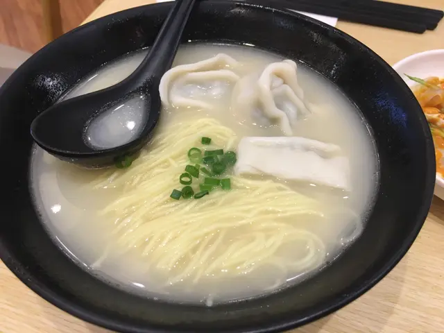 餛飩豬骨湯麵