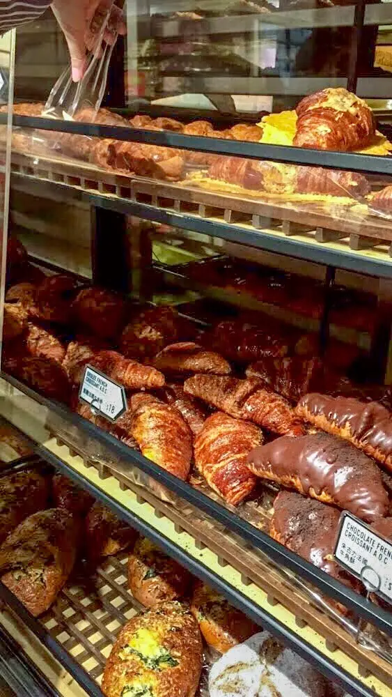 焗爐就係麵包架嘅正後方