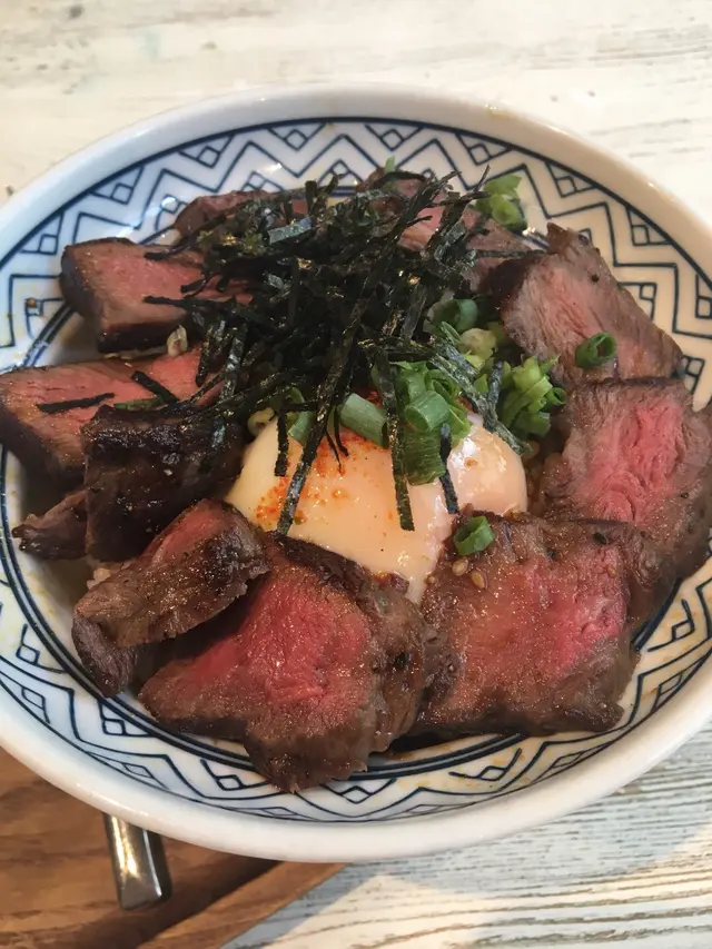 澳洲M5+和牛肩肉扒溫泉蛋飯