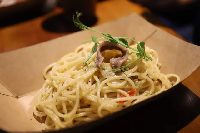 蒜片辣椒鯷魚意大利麵