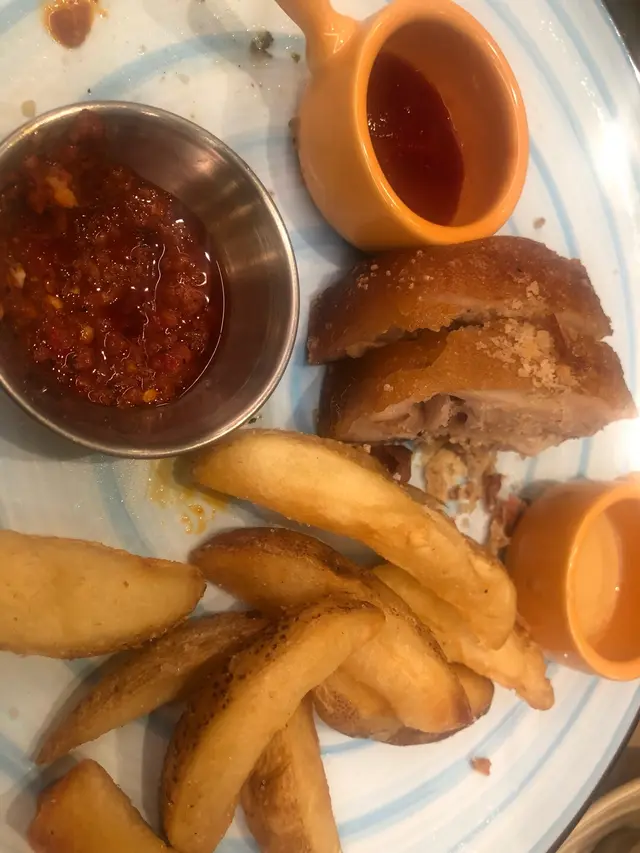 垃圾中嘅垃圾，上嚟除左d伴菜，薯條同乳豬都凍嫁。仲要難食到咩噤，又凍，成件肥膏仲有臭豬味。掉左一半食唔到，有種比去飯食嘅乳豬全體更難食。個薯角凍嘅，好明顯炸完放左好耐再比你。d瓜，面嗰兩件放鹽唔平均，咸到苦。成碟係災難！