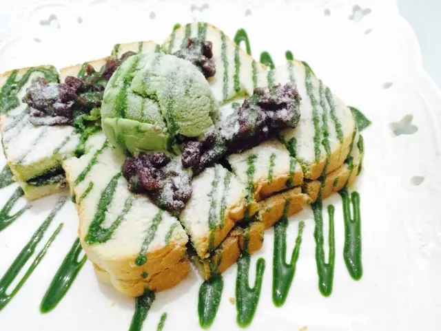 軟綿綿的多士，加上多士中間濃濃綠茶汁，配以上面甜甜紅豆同冰凍綠茶雪糕，將佢地一淡放入口係多種口感既Yummy!