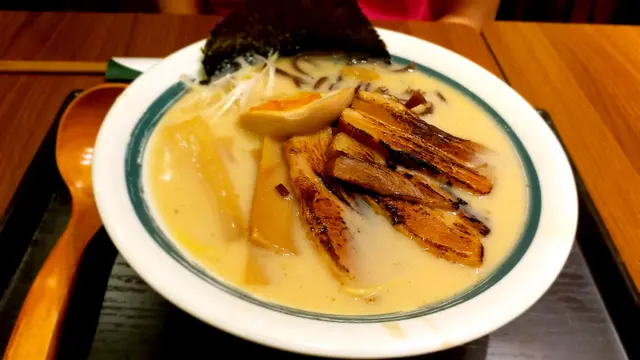 炙燒豚肉，濃厚雞白湯