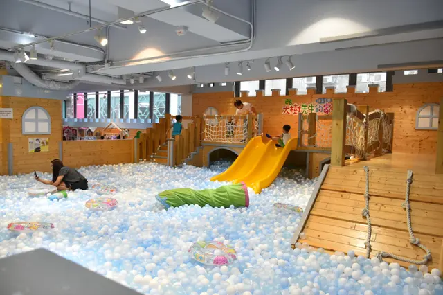 遊戲區內有波波池、索橋和滑梯，大人同細路都可以一齊玩，夠晒親子，又可以幫寶寶拍下玩樂時的可愛片段。