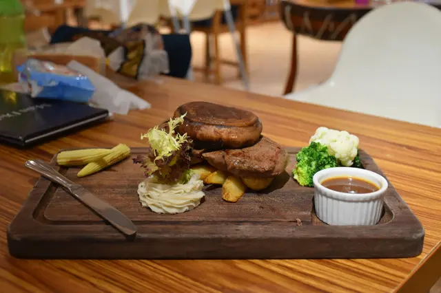 慢煮特級牛柳伴烤大蘑菇配燒肉