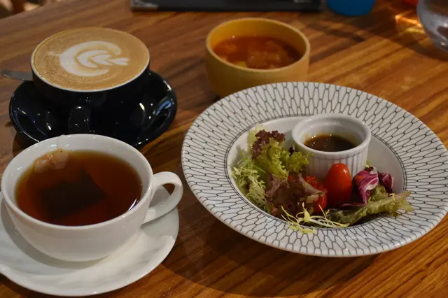 餐湯、沙律、熱鮮奶咖啡、蜜桃茶