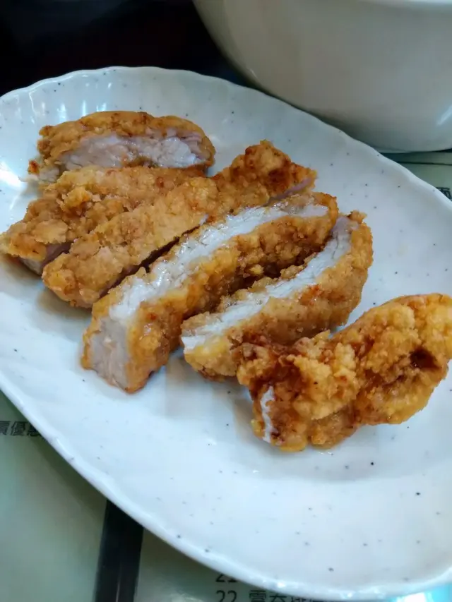 酥香厚實鬆化，非一般普通排骨，一試難忘