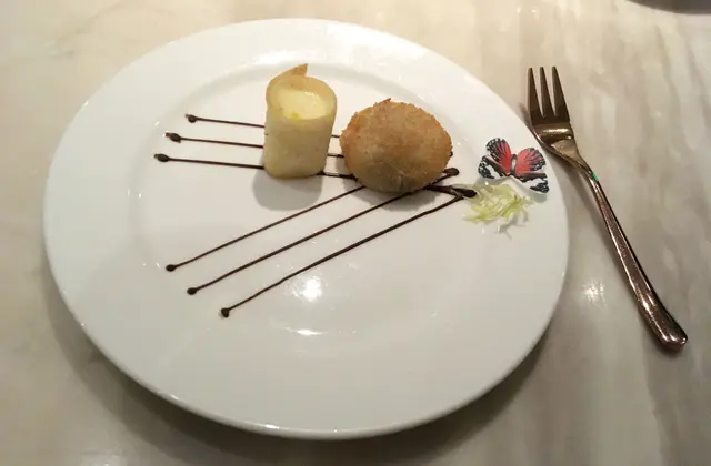 黃金脆奶卷(左); 狀元湯丸(右)