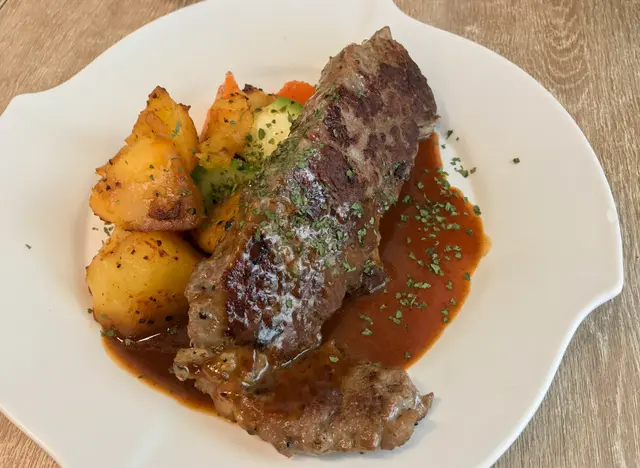 D. 香煎西冷牛扒配燒汁伴薯菜