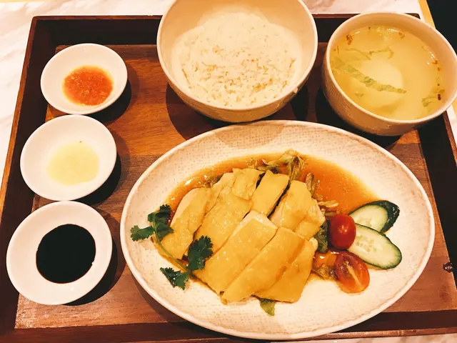 吃下去有份清香的感覺,小編覺得應該用雞油加雞湯烹煮,海南雞全部去骨,所有雞件也是滑溜溜,十足十是龍崗雞。