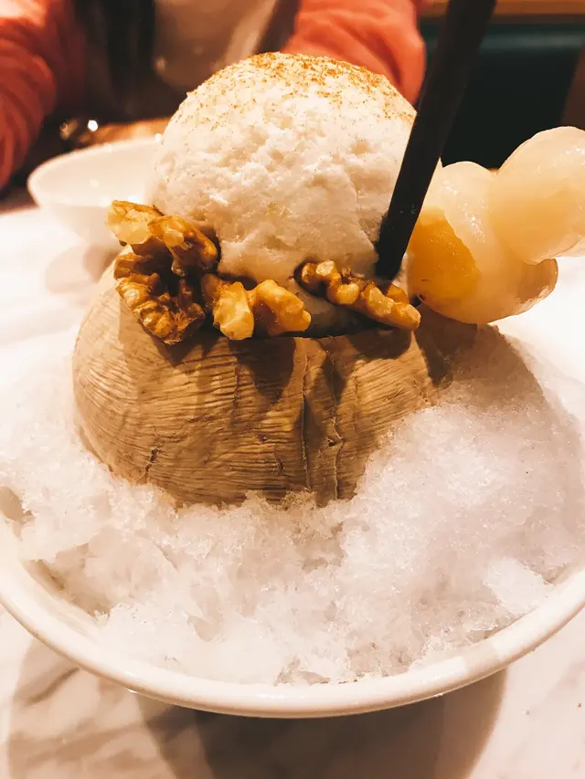 原個椰子上的鋪滿了雪糕,吃下去陣陣椰香味撲入了我的鼻,當中新鮮椰肉也混進入內,口感一流