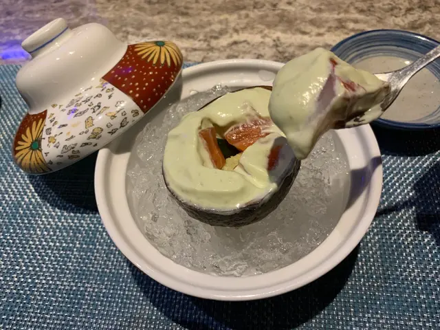 係比較西式嘅fusion菜,
以半個牛油果皮盛載着滿滿的牛油果醬,
係以現打牛油果、芥末而成,
口感十分幼滑,帶芥末香,
內裏仲隱藏左骰子般大細嘅魚生粒,
有三文魚、鯛魚、甜蛋、青瓜,好豐富呀!😌
牛油果控必試!😏