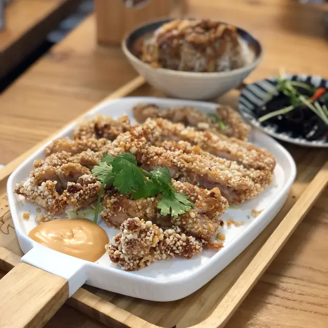 紅燒牛肉麵，鹽酥雞