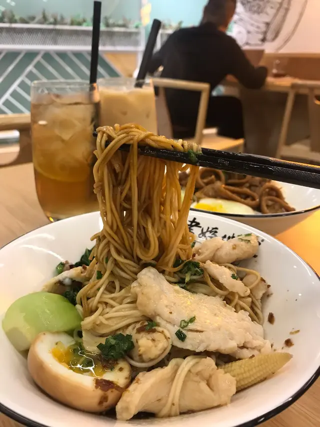 蔥油嫩雞拌麵