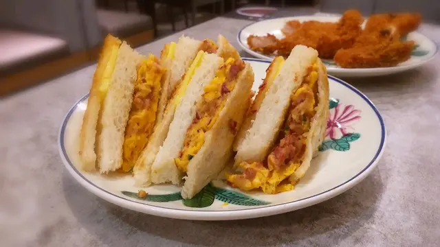 咸牛肉炒蛋多士