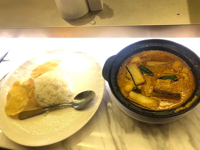 咖哩雞煲配白飯