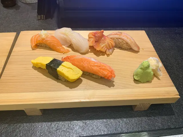 單點壽司:三文魚、珍寶帶子、赤貝、松葉蟹、自家製蛋、蟹棒