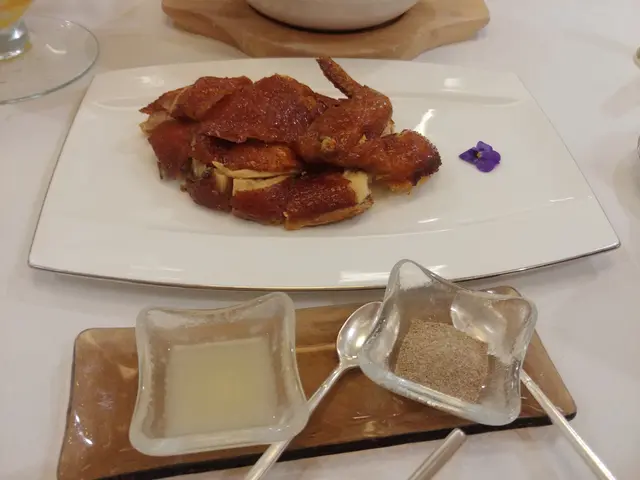 燒雞的皮燒得好脆,岩鹽令到成個味道更加豐富,把雞味帶到更高層次。
