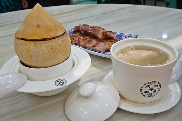 (左) 椰皇燉嫩雞 (HKD138/盅) (右) 白果腐竹燉雞湯 (HKD78/盅)