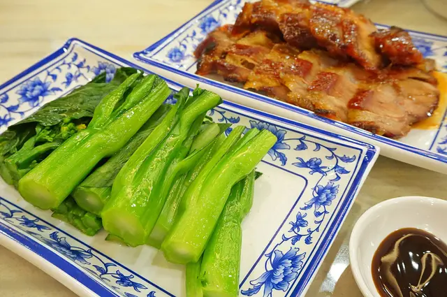 (後) 秘製叉燒 (HKD108/例) (前) 油菜 (HKD28/碟)