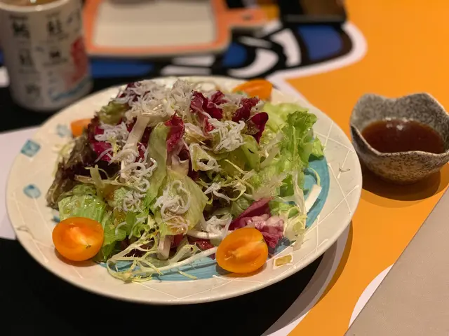 唔好以為雜菜沙律無咩特別,
上面灑左勁多白飯魚,
沙律菜又夠新鮮爽脆,
配上酸酸甜甜嘅沙律醋,幾開胃!👍🏻