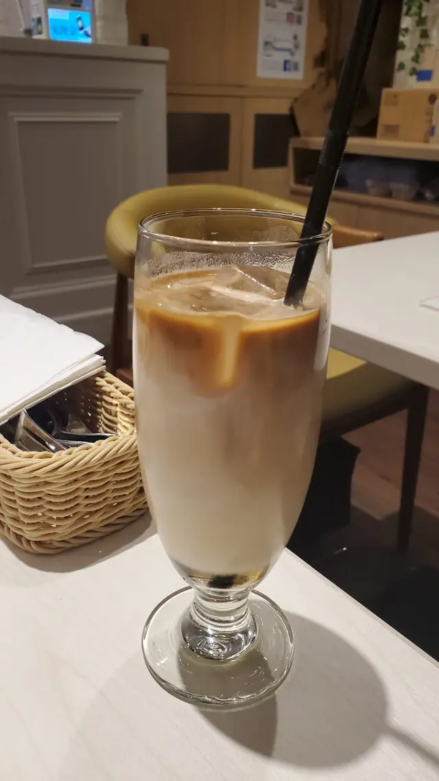 叫兩份pancake 怕食唔曬  但係有最低消費  所以叫杯甜度十足嘅咖啡